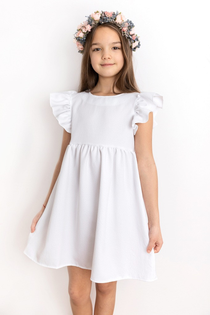 Białe sukienki dla dziewczynki ubiorą dosonale